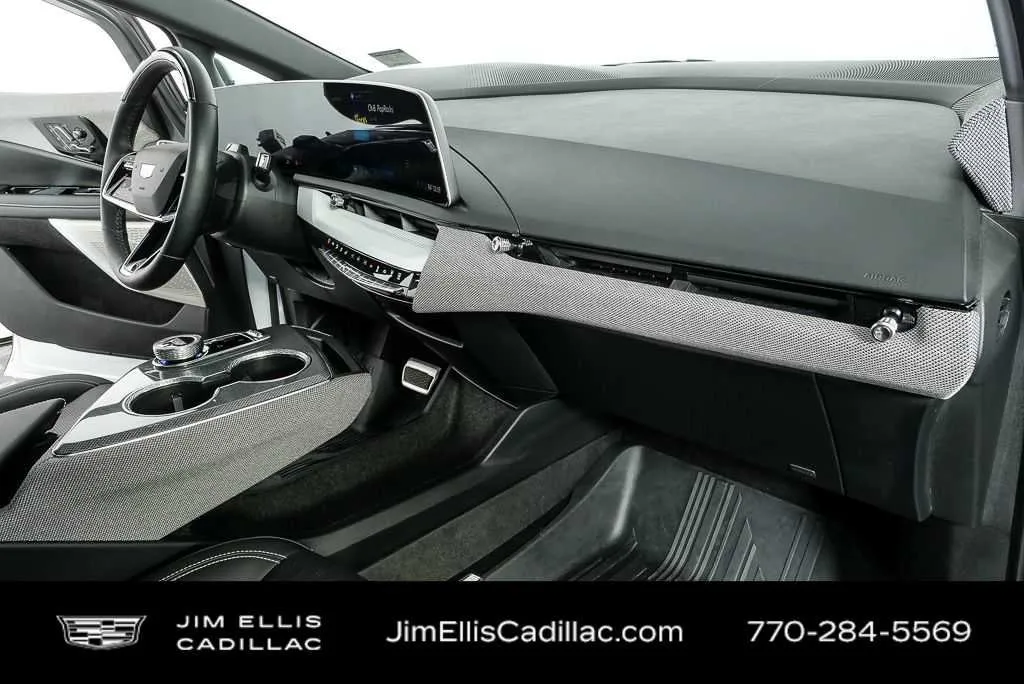 2025 Cadillac OPTIQ Luxury 2 thumbnail 23