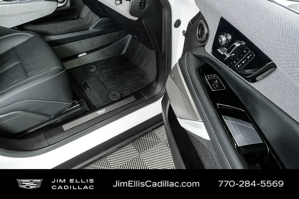 2025 Cadillac OPTIQ Luxury 2 thumbnail 24