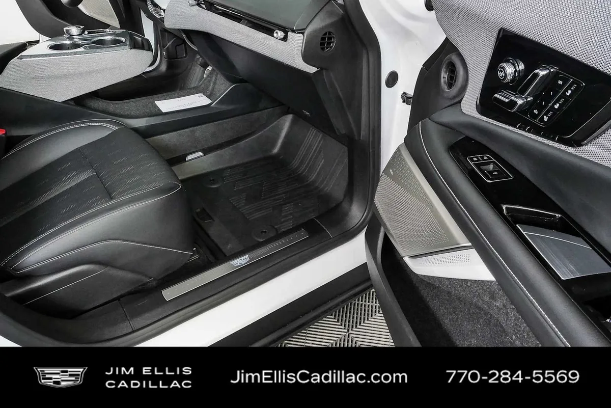 2025 Cadillac OPTIQ Luxury 2 thumbnail 24