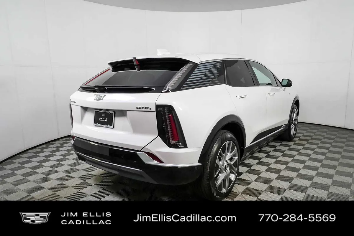 2025 Cadillac OPTIQ Luxury 2 thumbnail 3