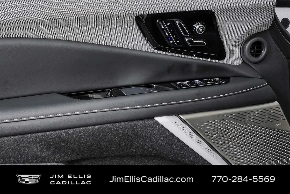 2025 Cadillac OPTIQ Luxury 2 thumbnail 6