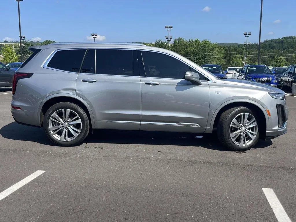 2025 Cadillac XT6 Premium Luxury thumbnail 2