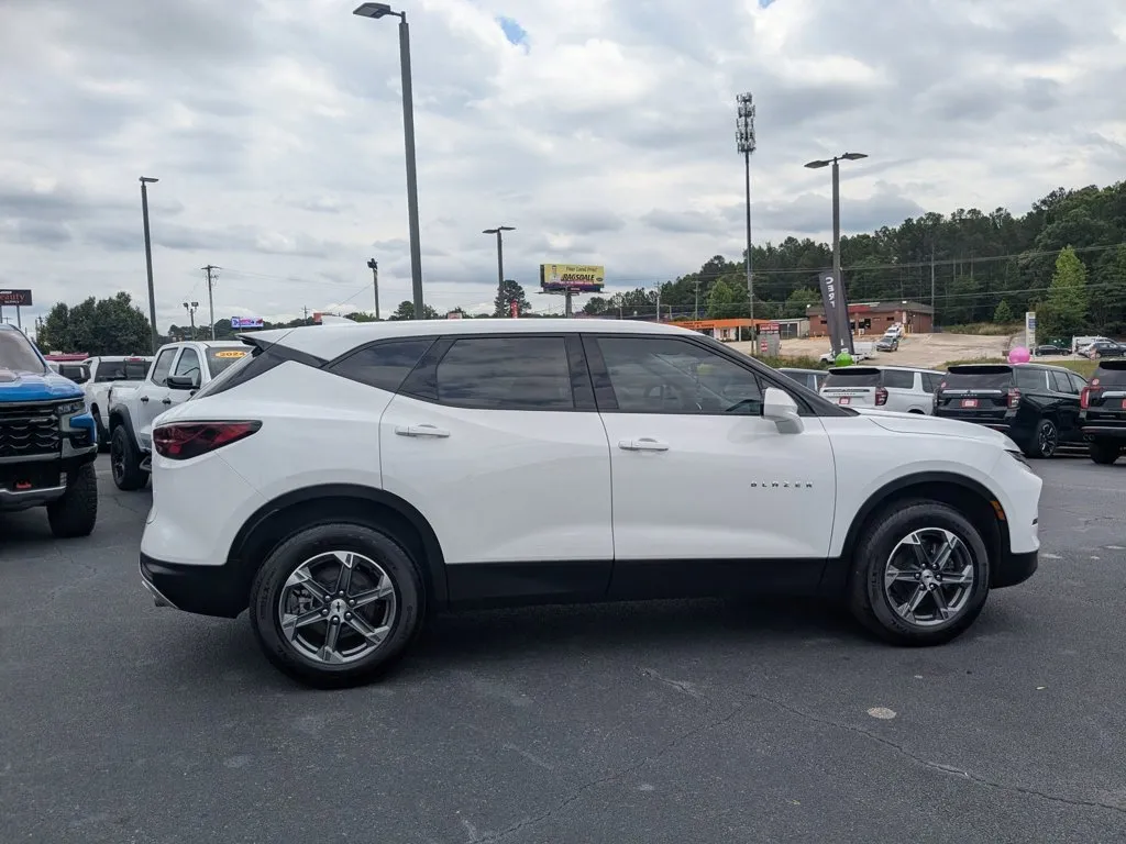 2025 Chevrolet Blazer LT thumbnail 4
