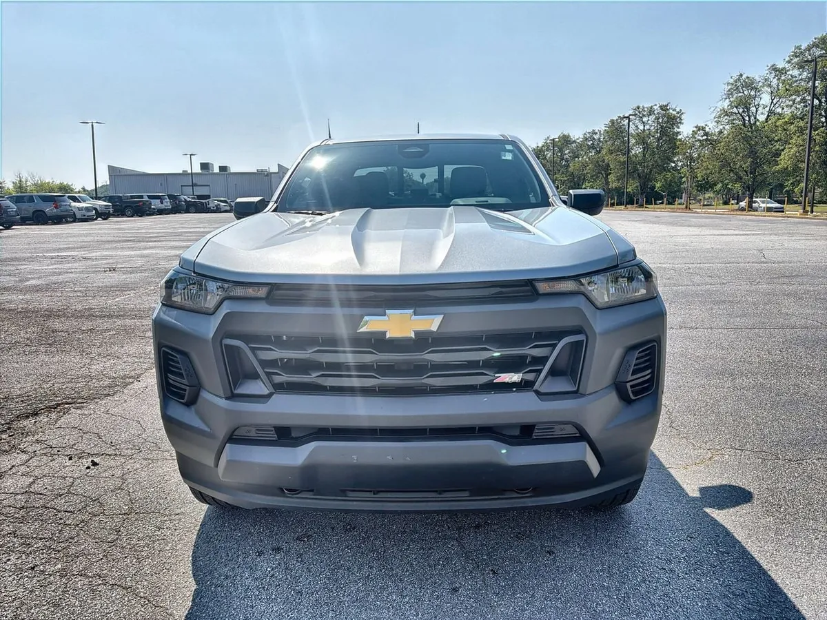 2025 Chevrolet Colorado WT/LT thumbnail 3