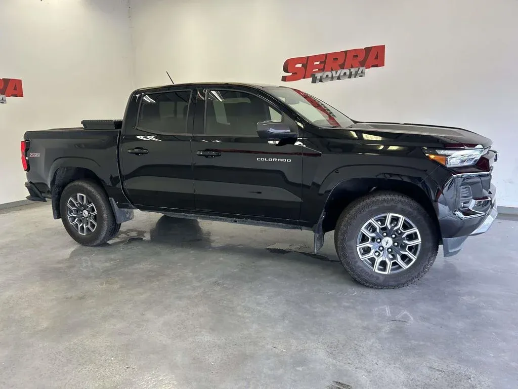 2025 Chevrolet Colorado Z71 thumbnail 2