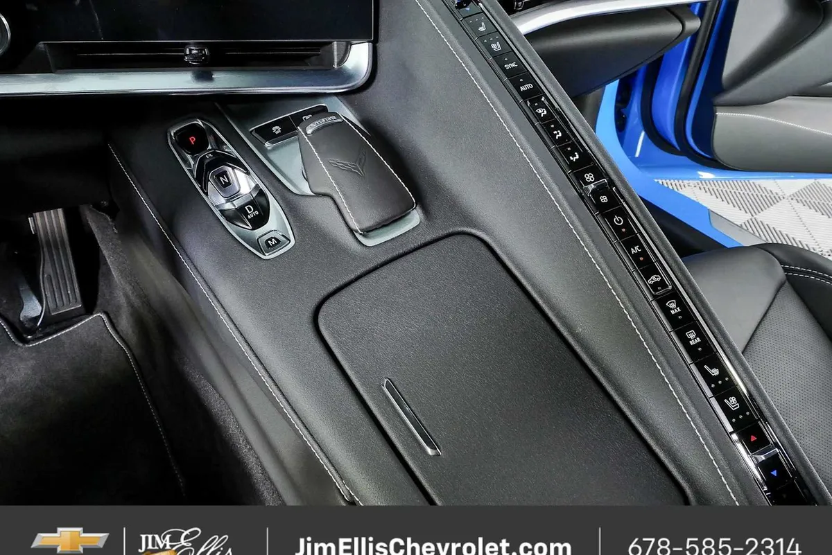 2025 Chevrolet Corvette Stingray 2LT thumbnail 16