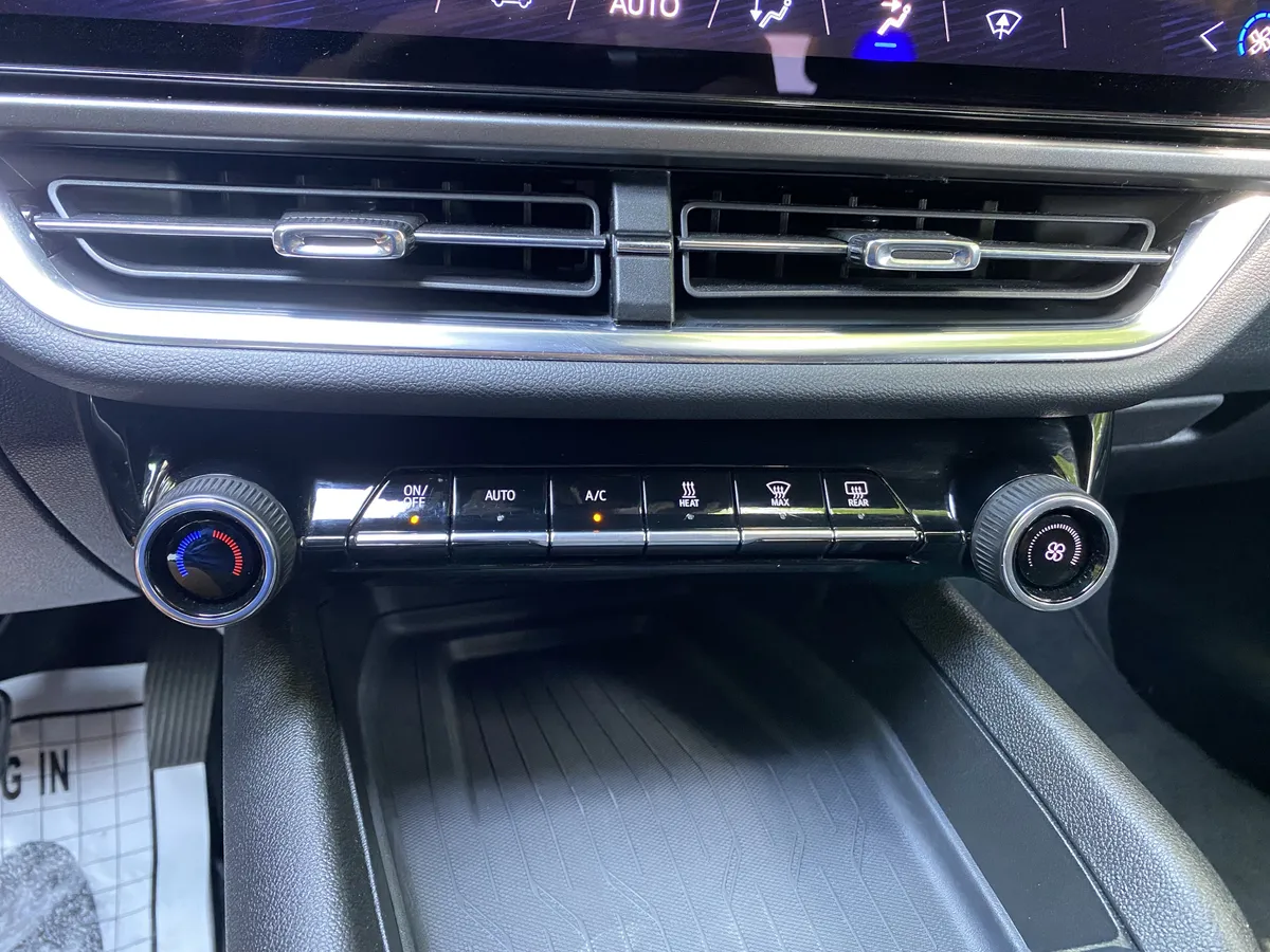 2025 Chevrolet Equinox EV LT1 w/PCY thumbnail 27