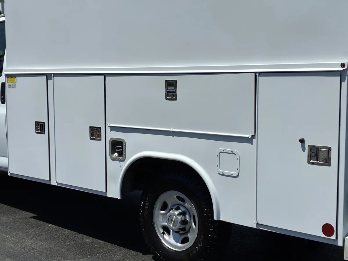 2025 Chevrolet Express Cutaway 3500 1WT thumbnail 10