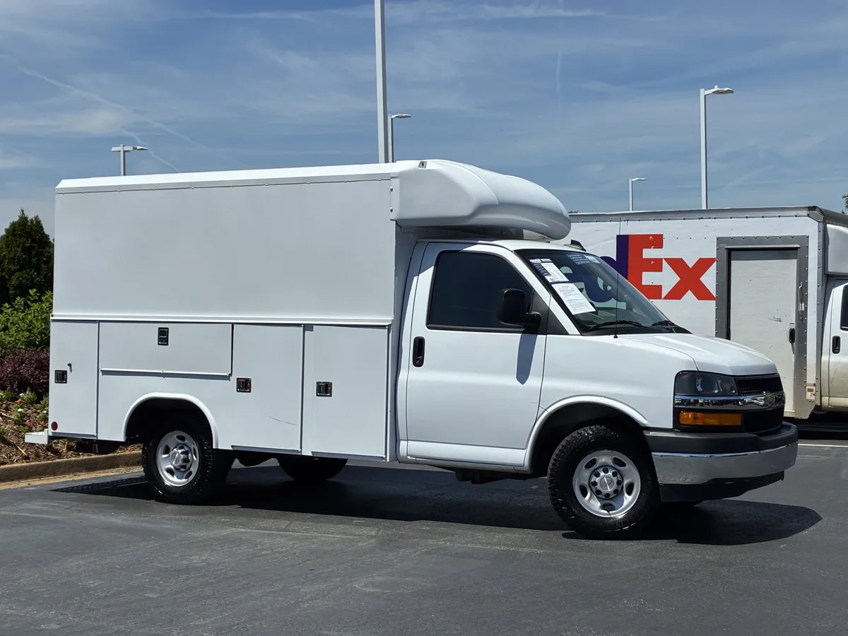 2025 Chevrolet Express Cutaway 3500 1WT thumbnail 2
