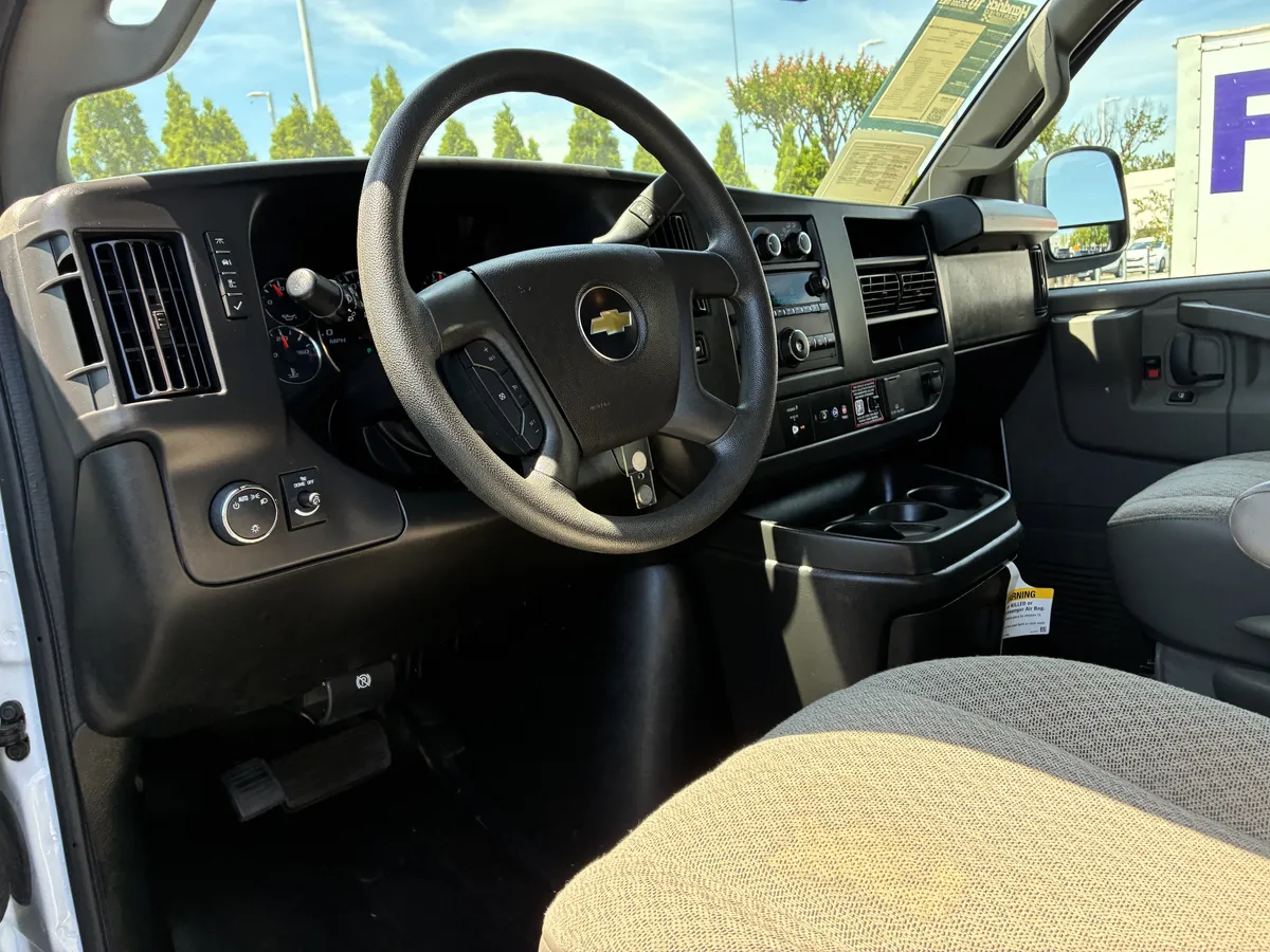 2025 Chevrolet Express Cutaway 3500 1WT thumbnail 22