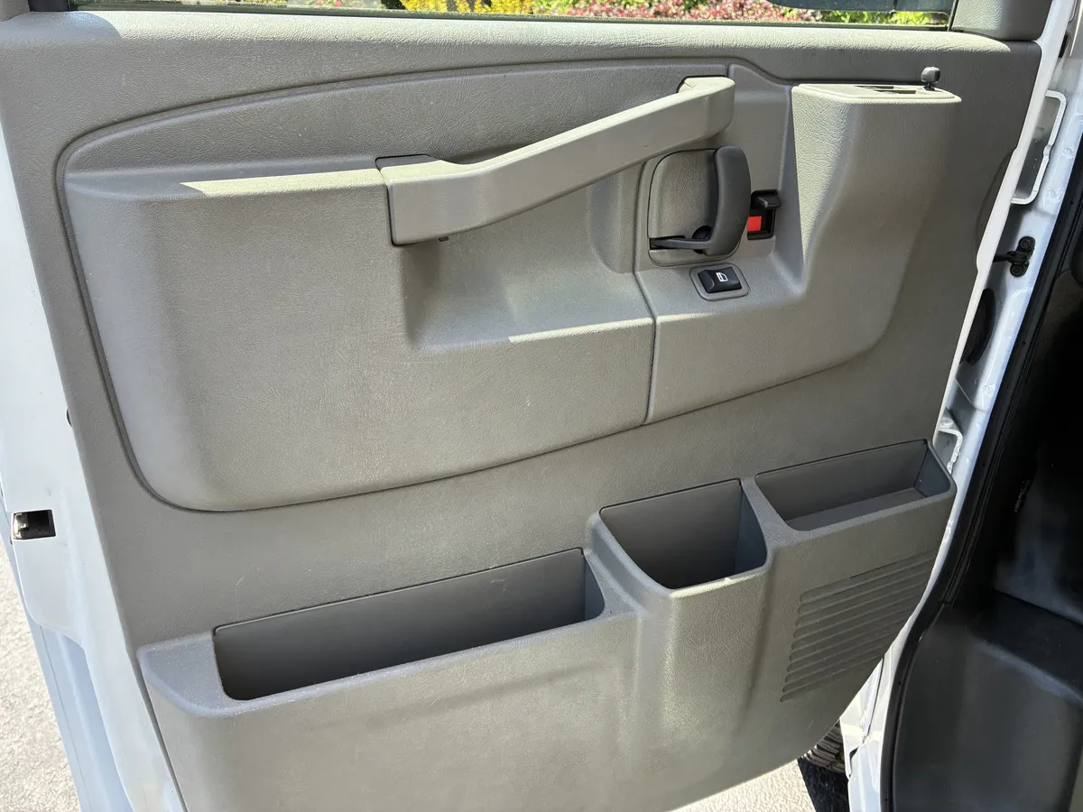 2025 Chevrolet Express Cutaway 3500 1WT thumbnail 23