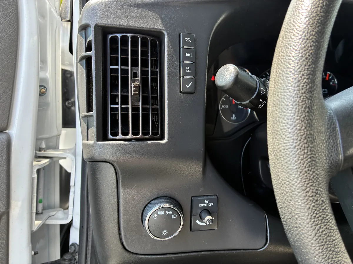 2025 Chevrolet Express Cutaway 3500 1WT thumbnail 27