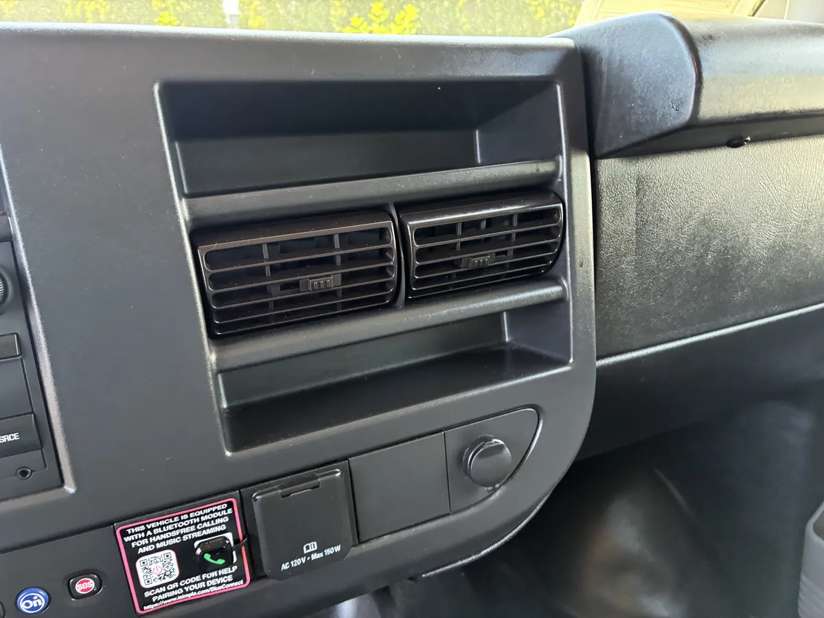 2025 Chevrolet Express Cutaway 3500 1WT thumbnail 33