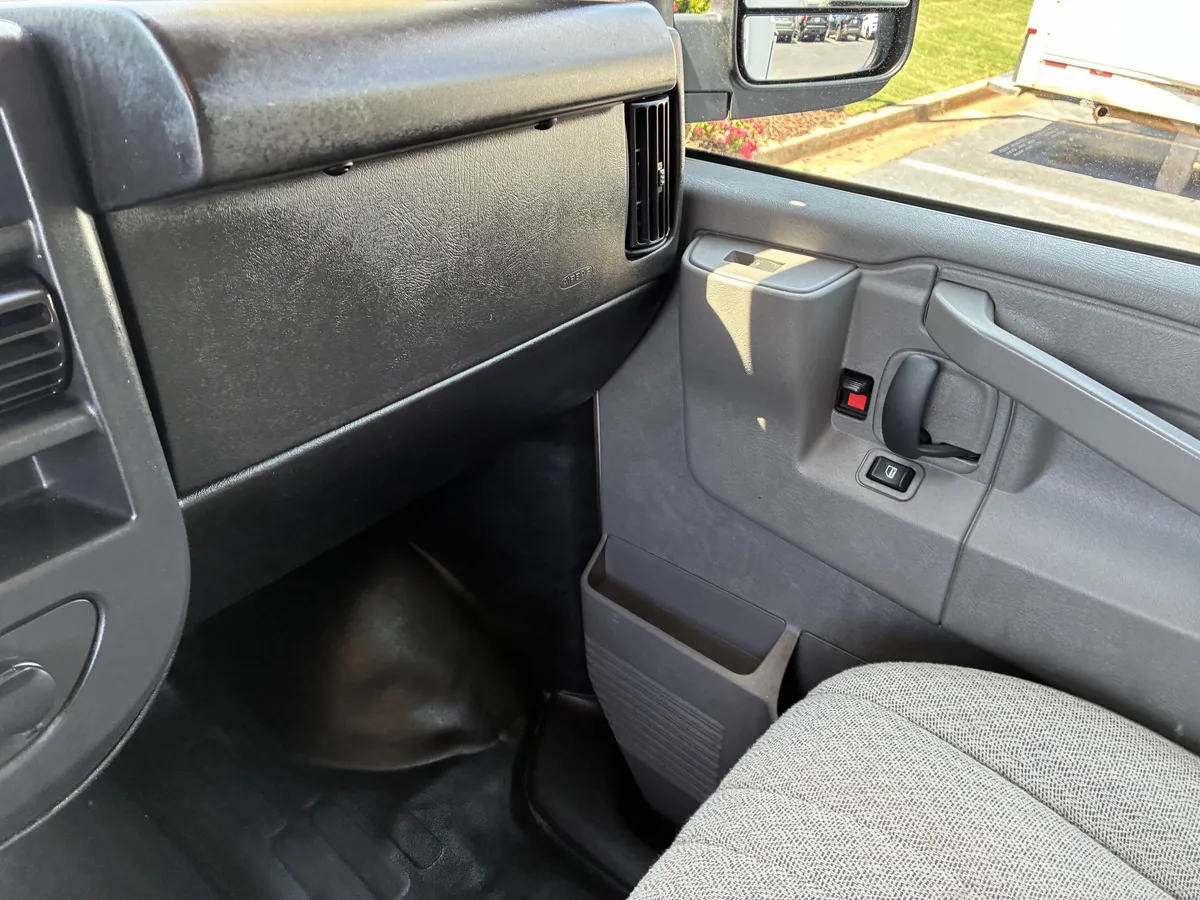 2025 Chevrolet Express Cutaway 3500 1WT thumbnail 35