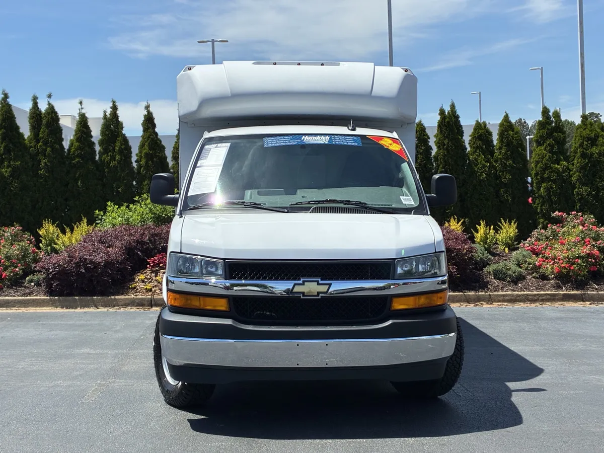 2025 Chevrolet Express Cutaway 3500 1WT thumbnail 4