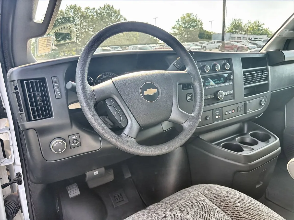 2025 Chevrolet Express Passenger 1LT thumbnail 10