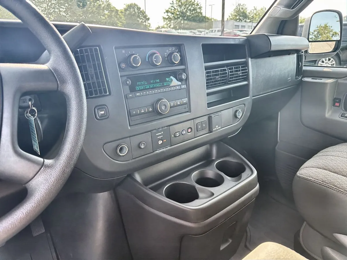2025 Chevrolet Express Passenger 1LT thumbnail 11