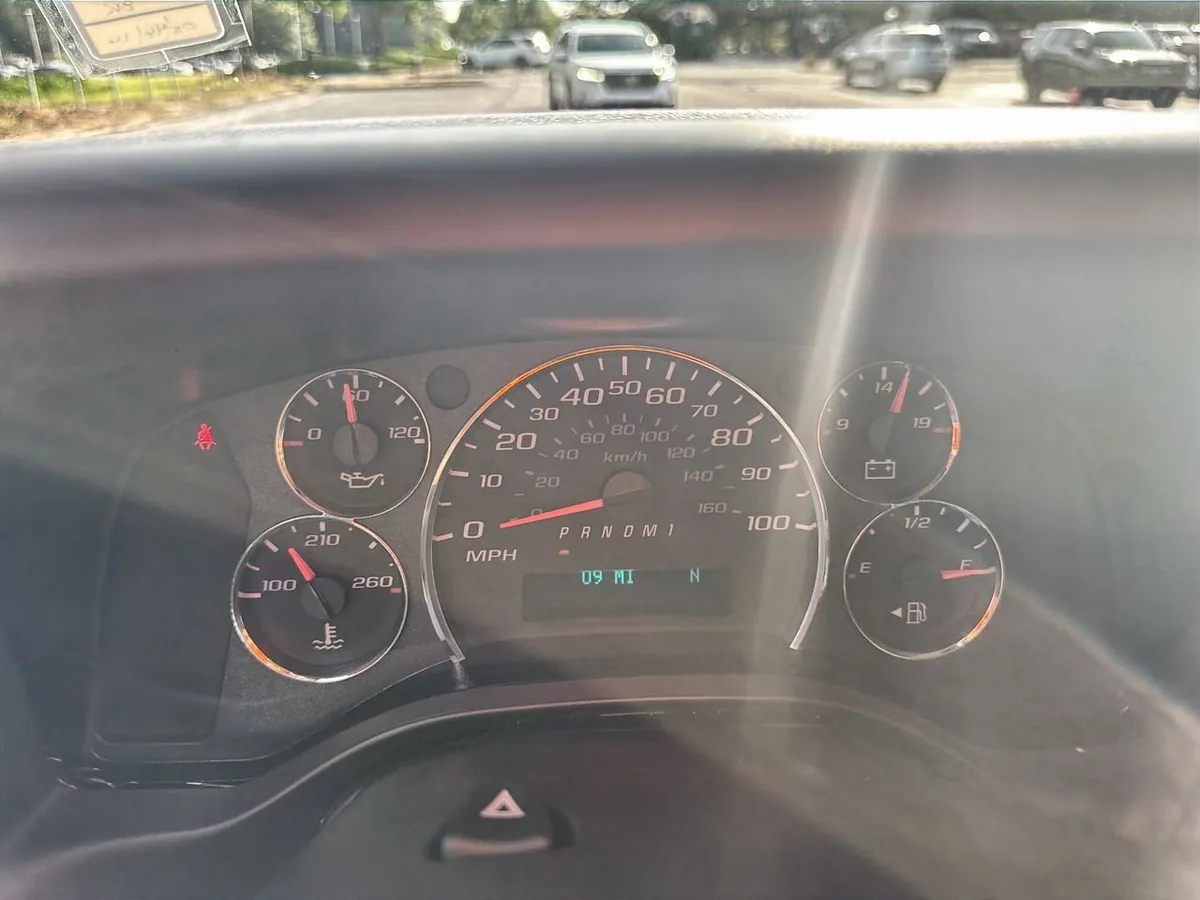 2025 Chevrolet Express Passenger 1LT thumbnail 12