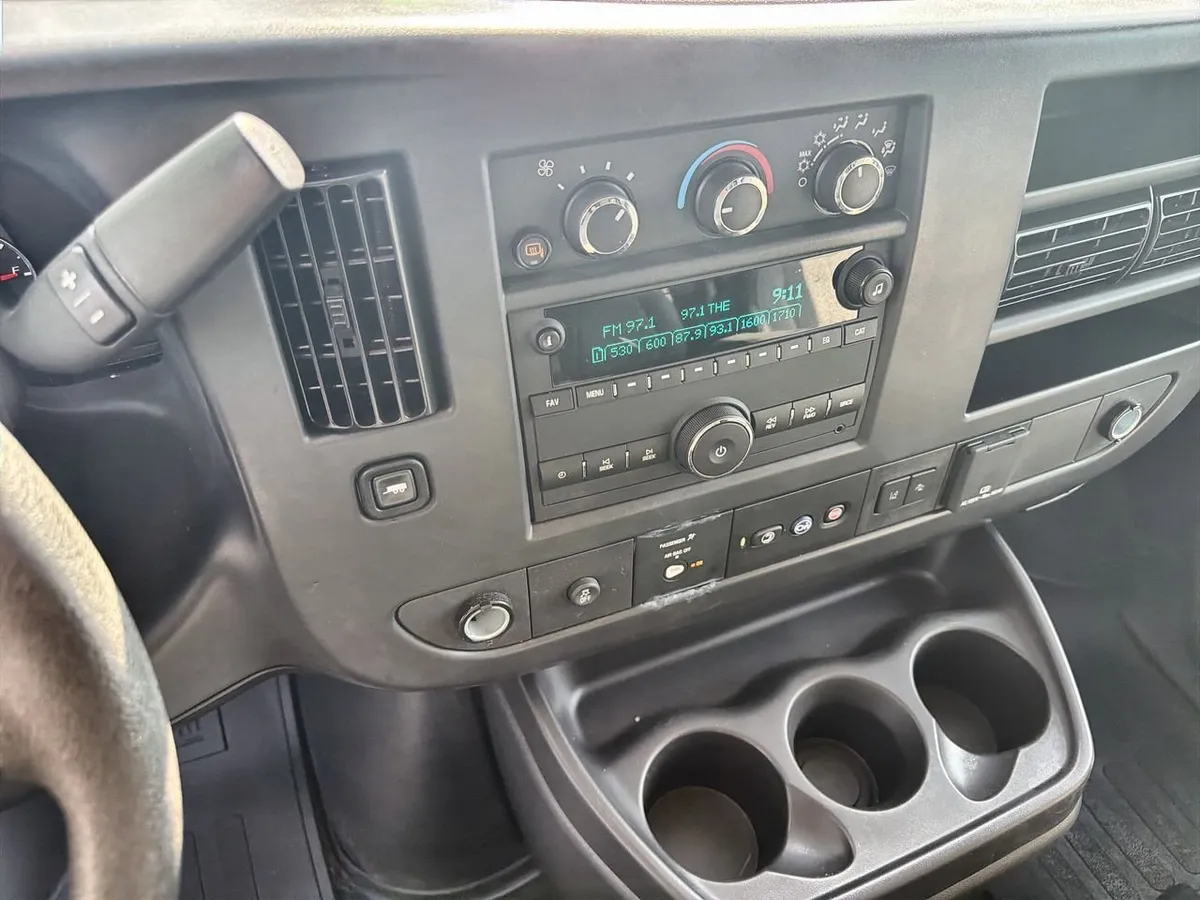 2025 Chevrolet Express Passenger 1LT thumbnail 13