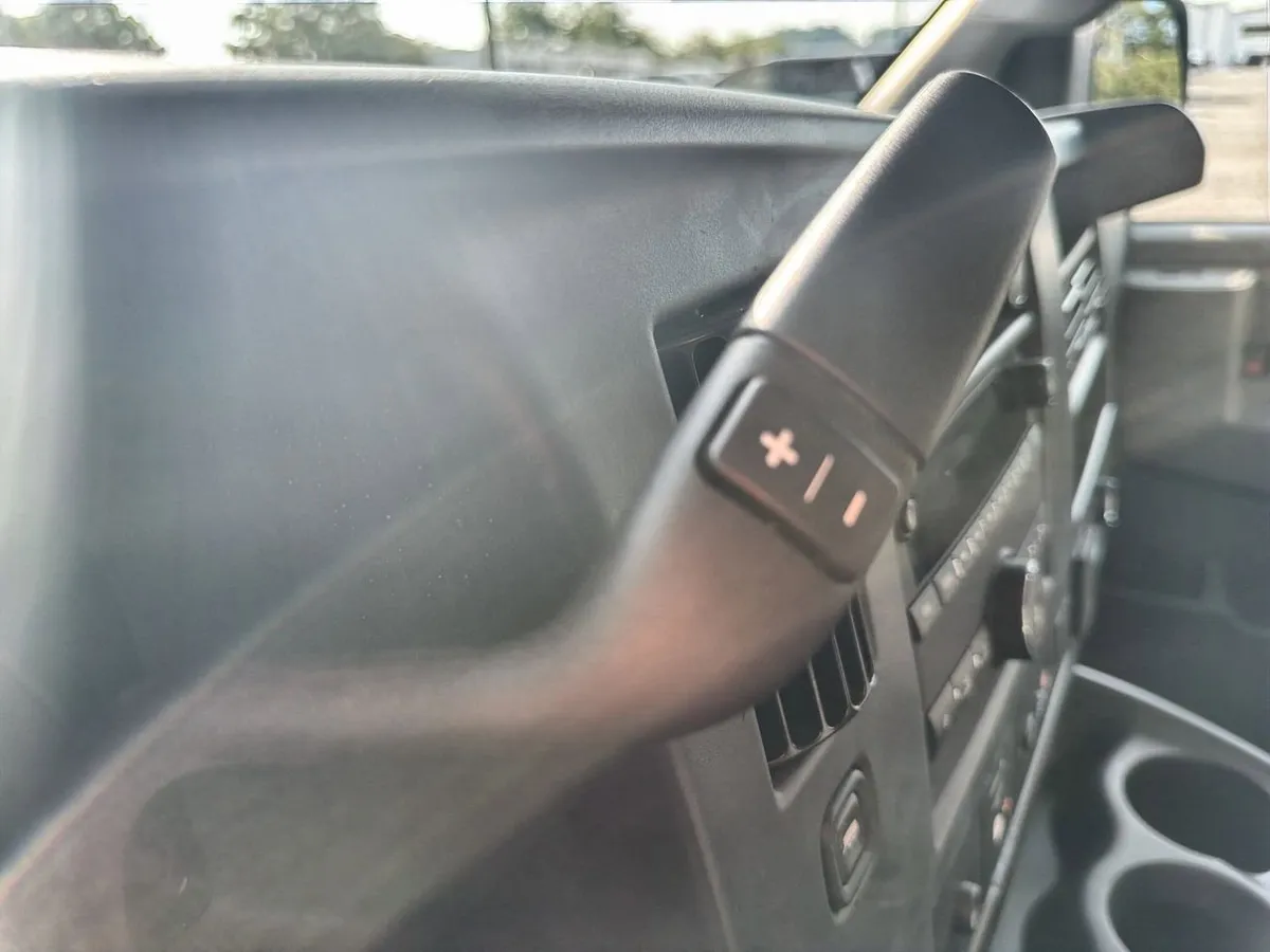 2025 Chevrolet Express Passenger 1LT thumbnail 14