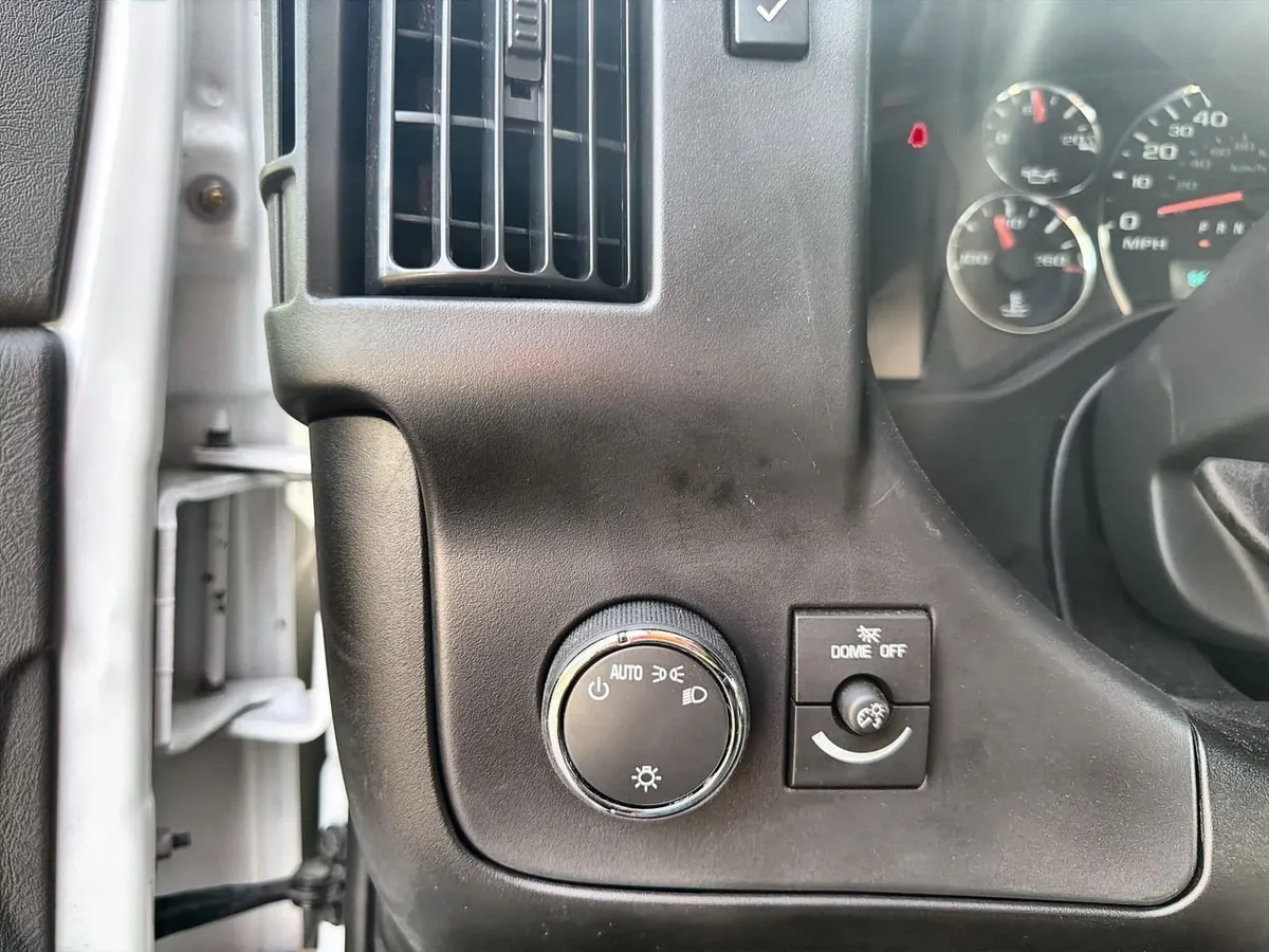 2025 Chevrolet Express Passenger 1LT thumbnail 15