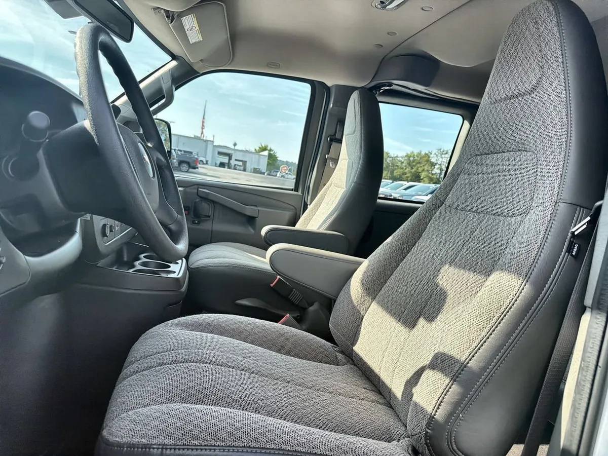 2025 Chevrolet Express Passenger 1LT thumbnail 16