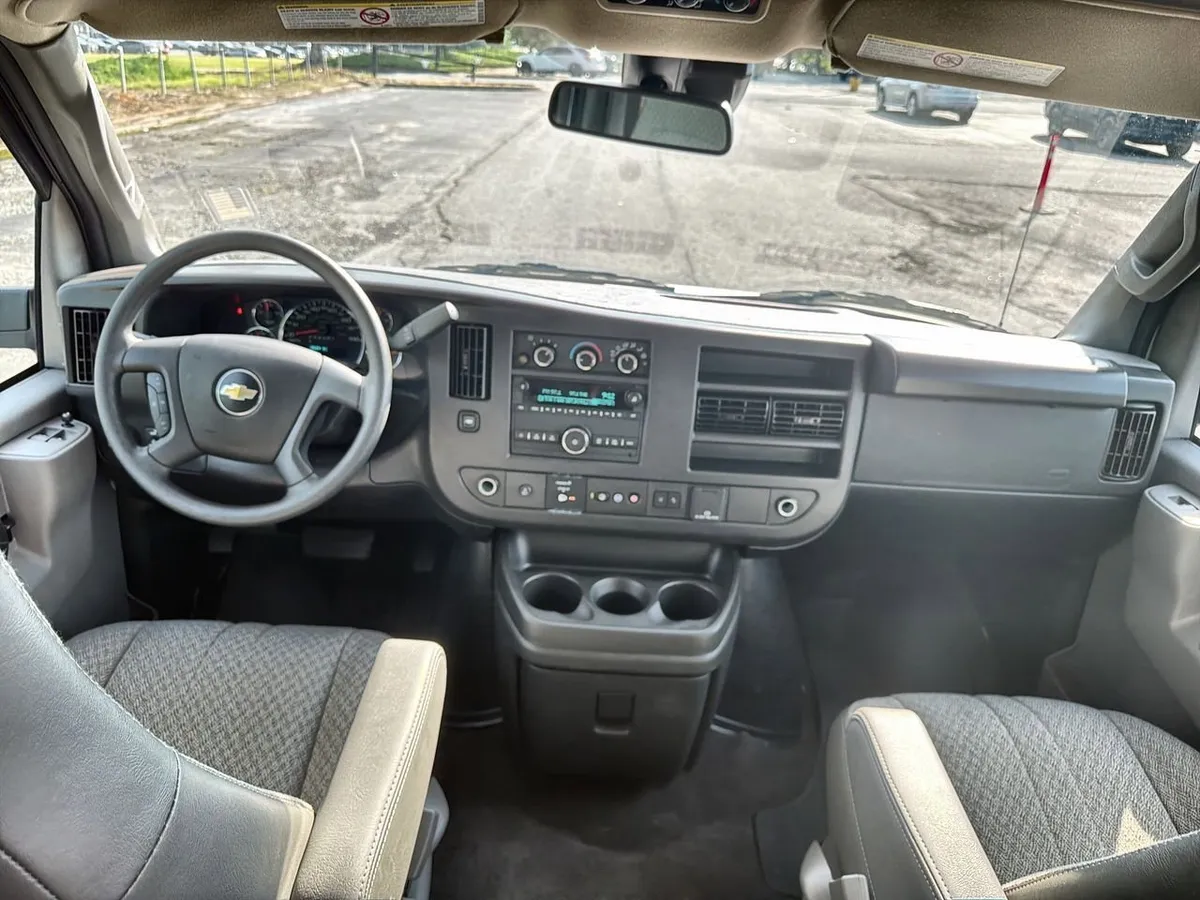 2025 Chevrolet Express Passenger 1LT thumbnail 17
