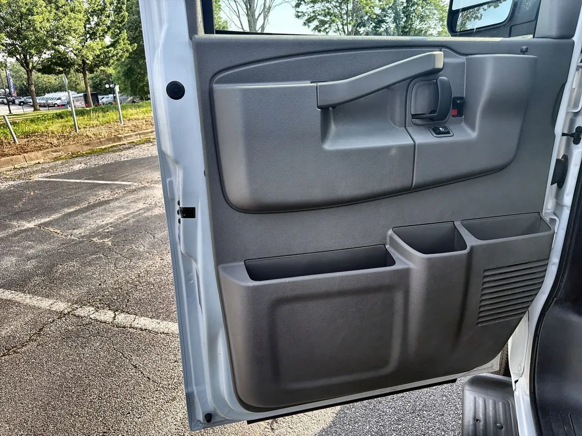 2025 Chevrolet Express Passenger 1LT thumbnail 18