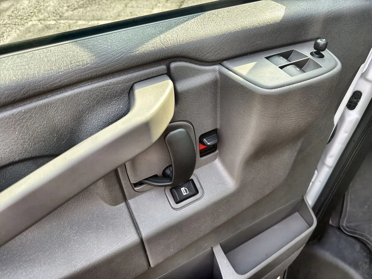 2025 Chevrolet Express Passenger 1LT thumbnail 19