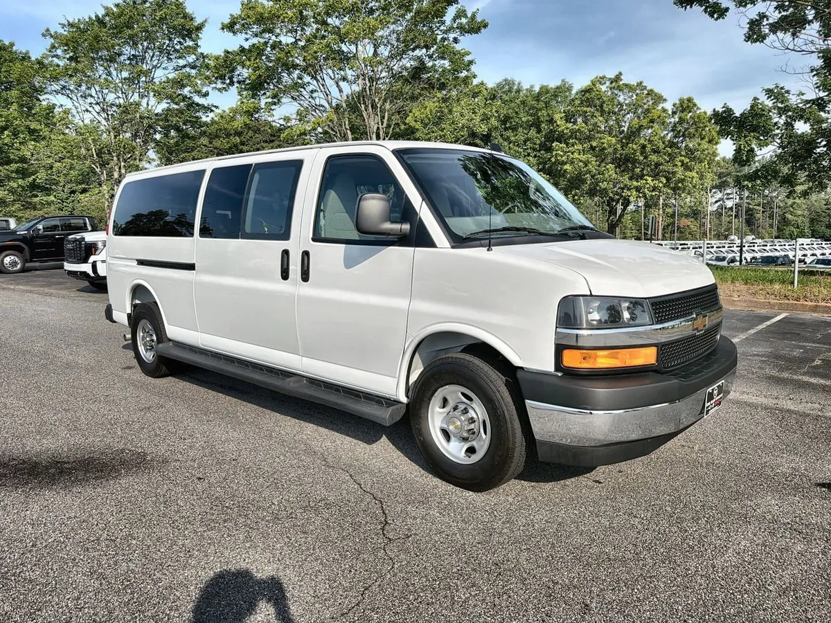 2025 Chevrolet Express Passenger 1LT thumbnail 2