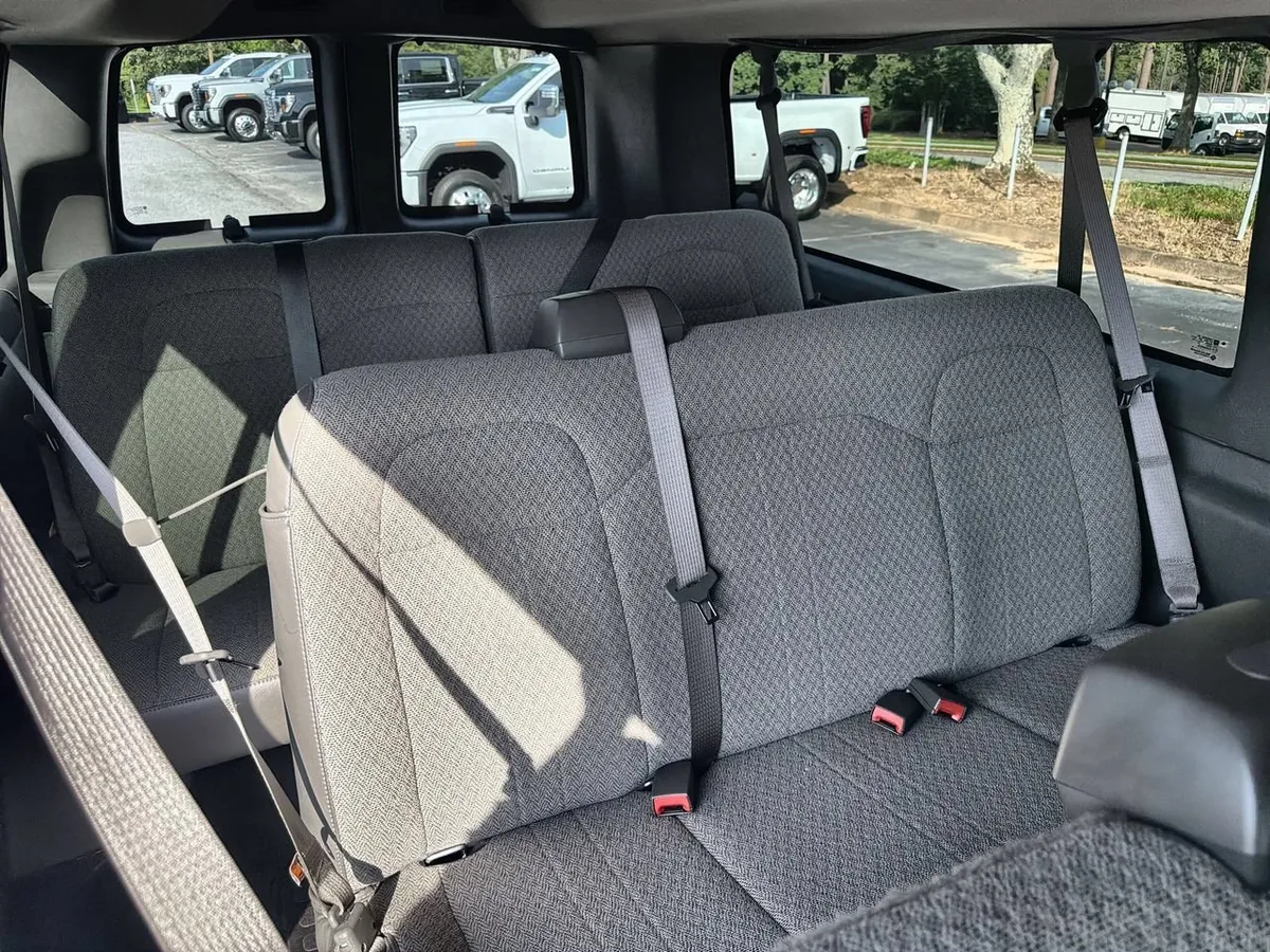 2025 Chevrolet Express Passenger 1LT thumbnail 20