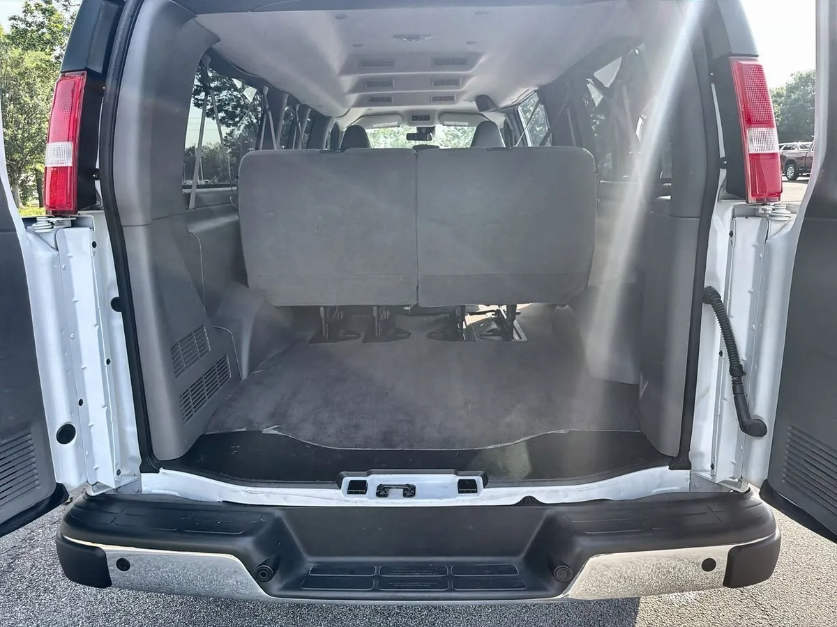 2025 Chevrolet Express Passenger 1LT thumbnail 21