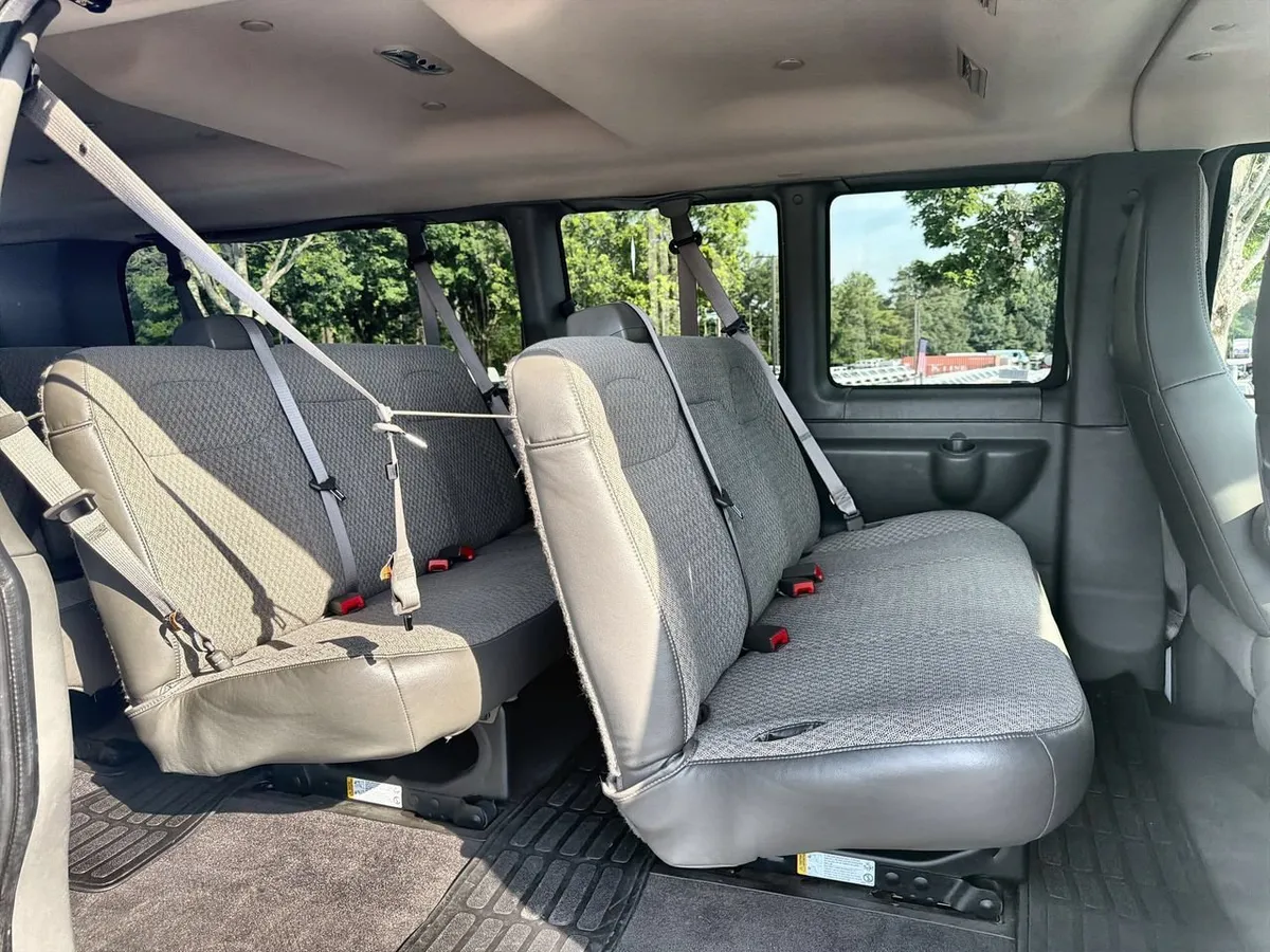 2025 Chevrolet Express Passenger 1LT thumbnail 22