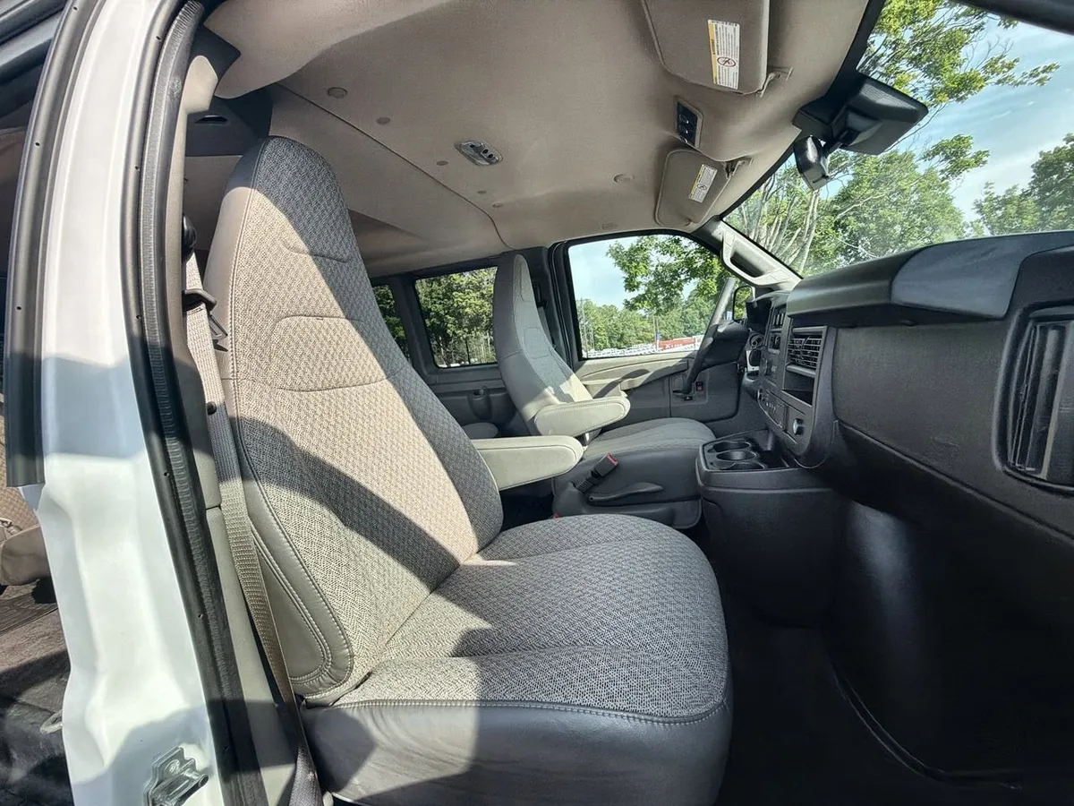2025 Chevrolet Express Passenger 1LT thumbnail 23