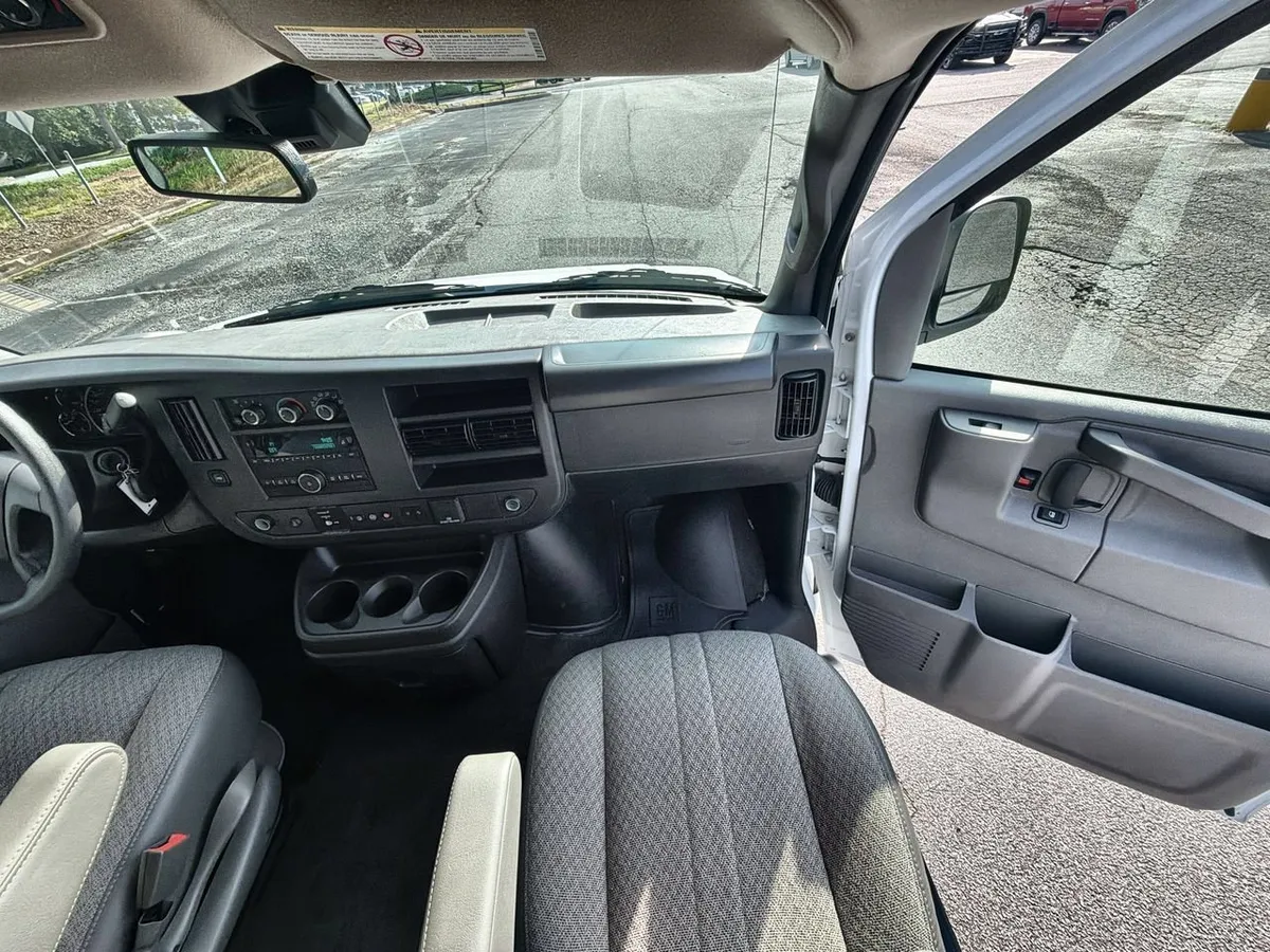 2025 Chevrolet Express Passenger 1LT thumbnail 24