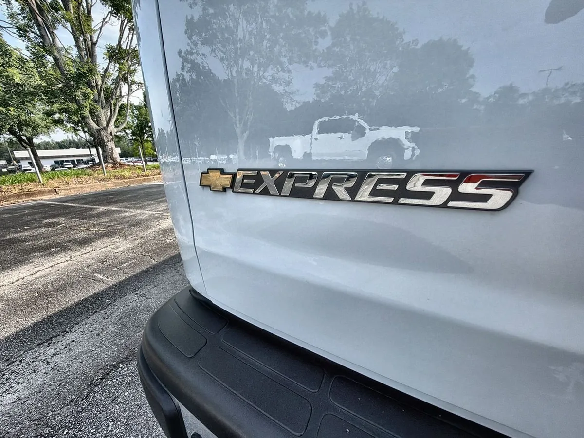 2025 Chevrolet Express Passenger 1LT thumbnail 27