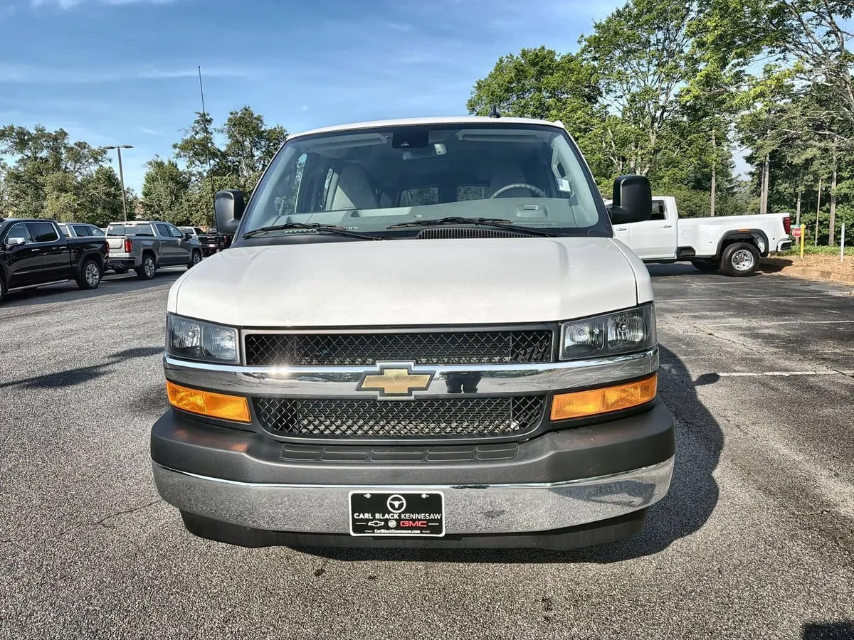 2025 Chevrolet Express Passenger 1LT thumbnail 3