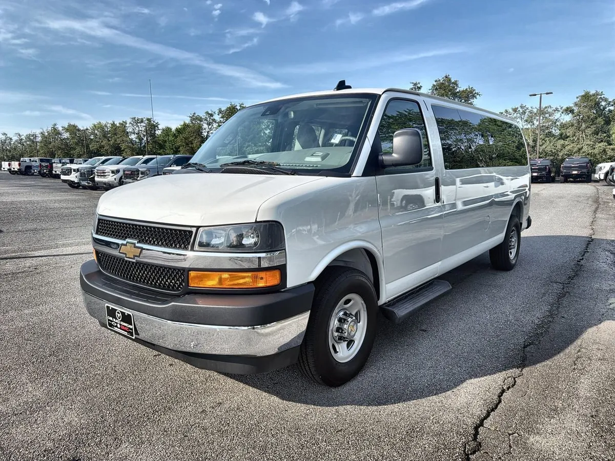 2025 Chevrolet Express Passenger 1LT thumbnail 4