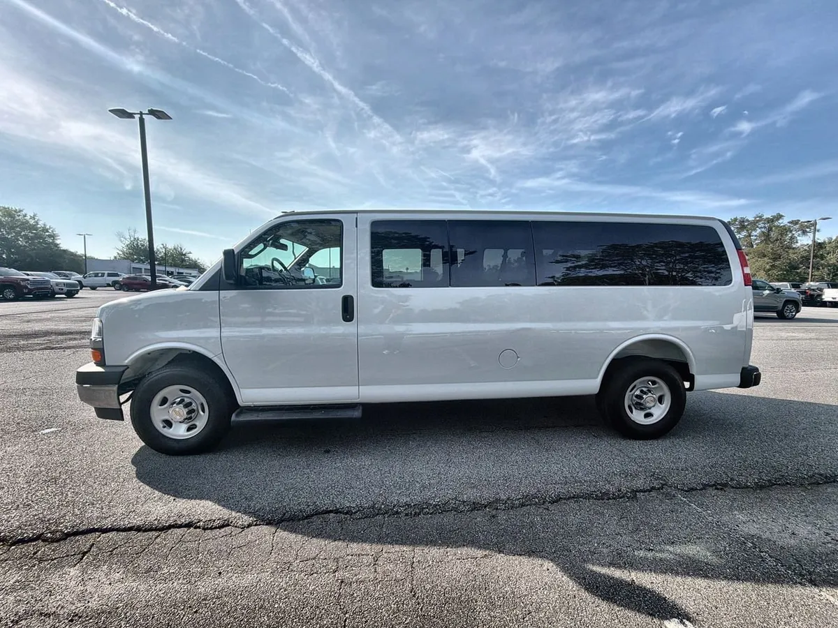 2025 Chevrolet Express Passenger 1LT thumbnail 5