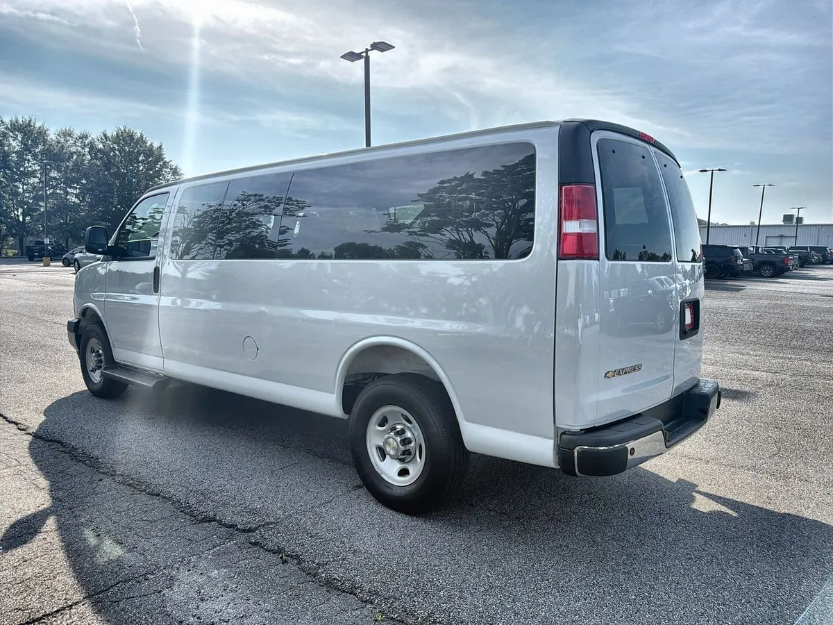 2025 Chevrolet Express Passenger 1LT thumbnail 6
