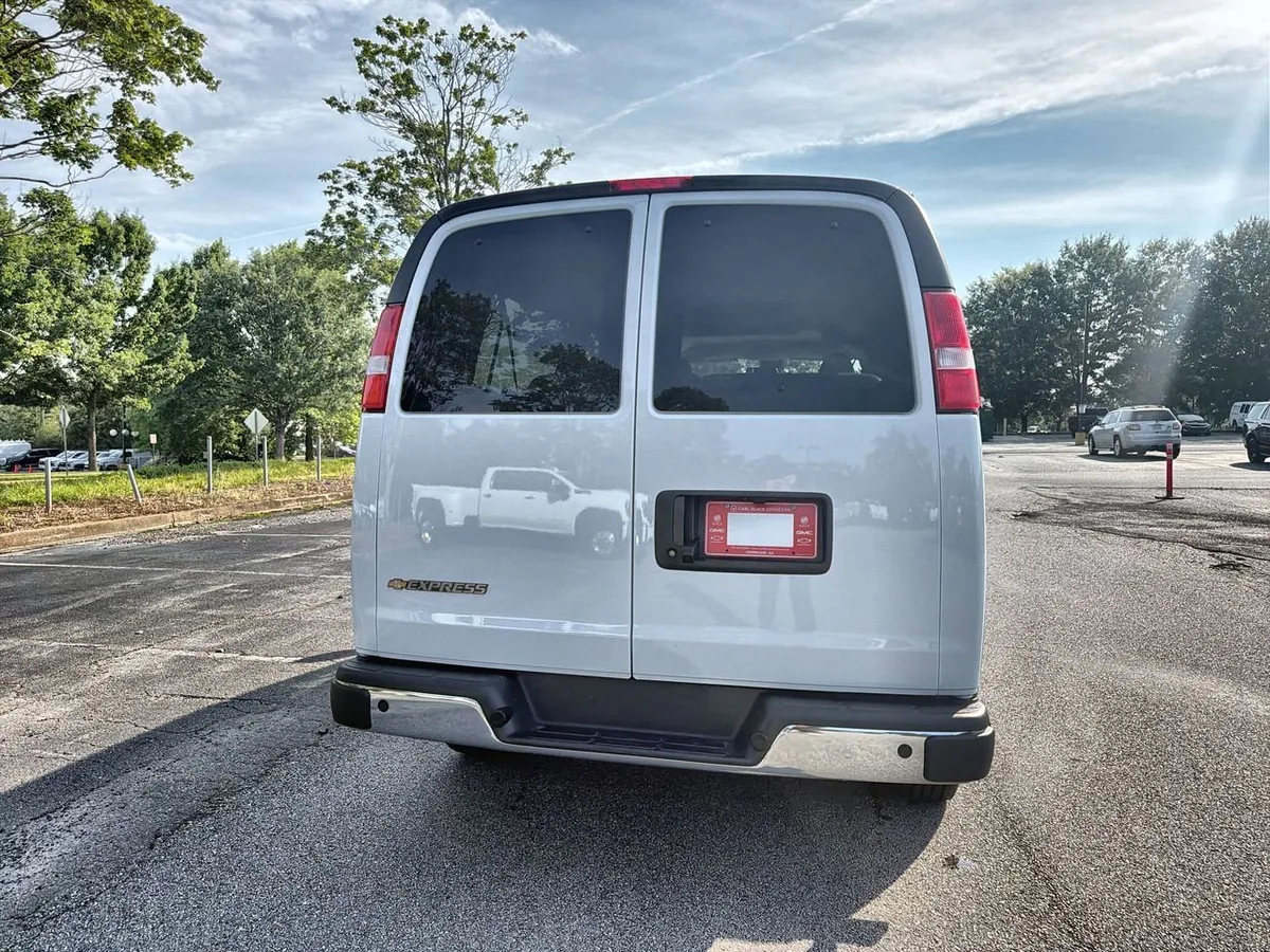 2025 Chevrolet Express Passenger 1LT thumbnail 7