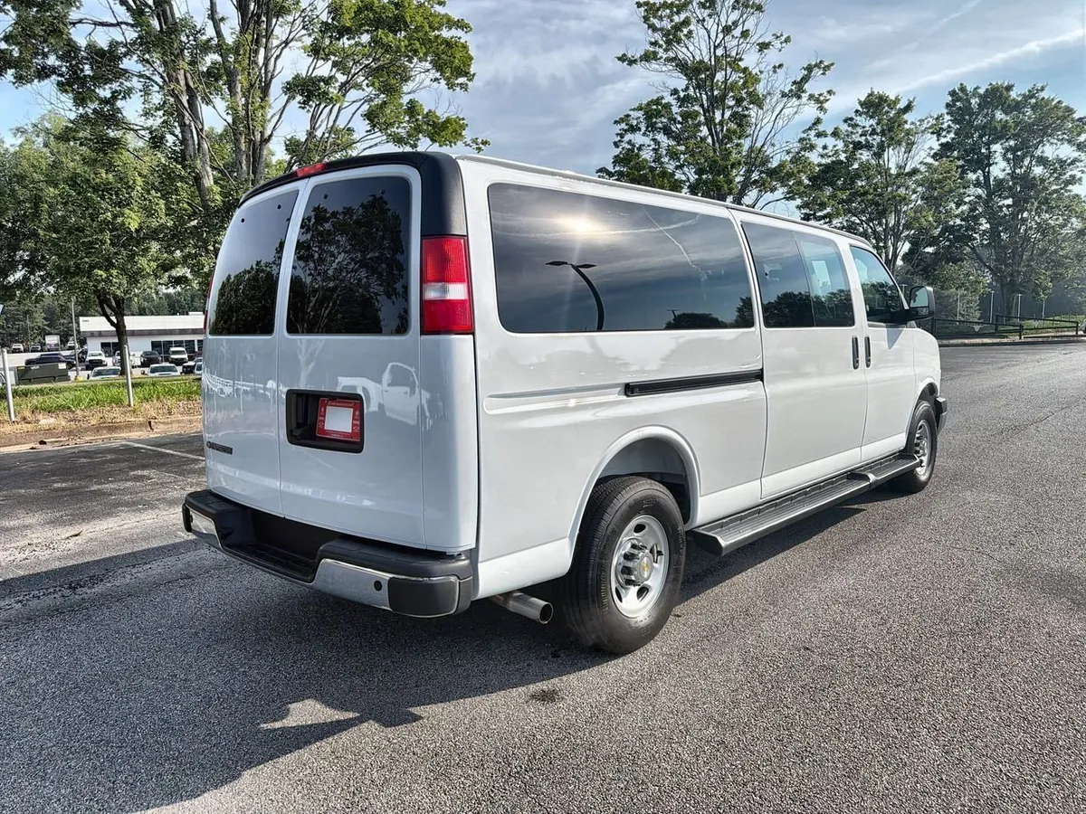 2025 Chevrolet Express Passenger 1LT thumbnail 8