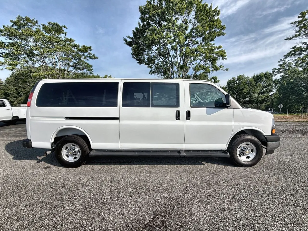 2025 Chevrolet Express Passenger 1LT thumbnail 9
