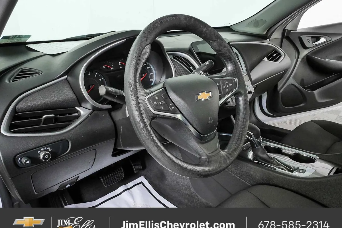 2025 Chevrolet Malibu LT thumbnail 4