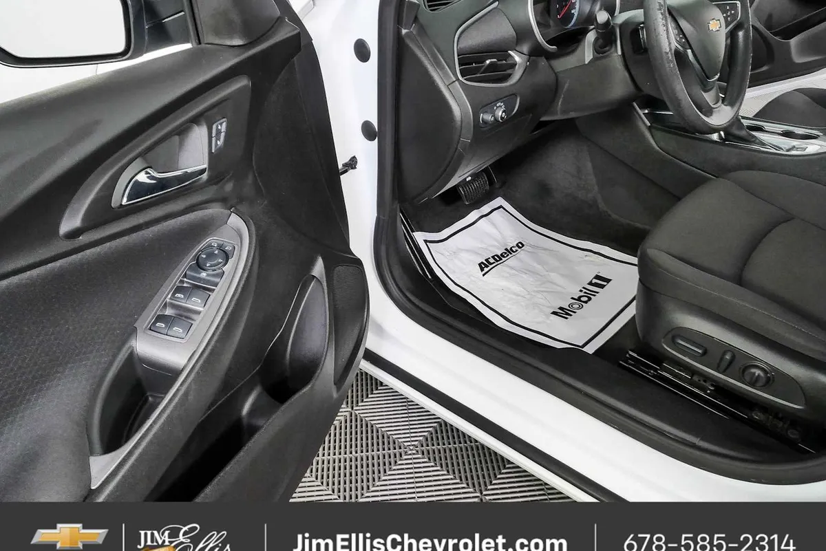 2025 Chevrolet Malibu LT thumbnail 7