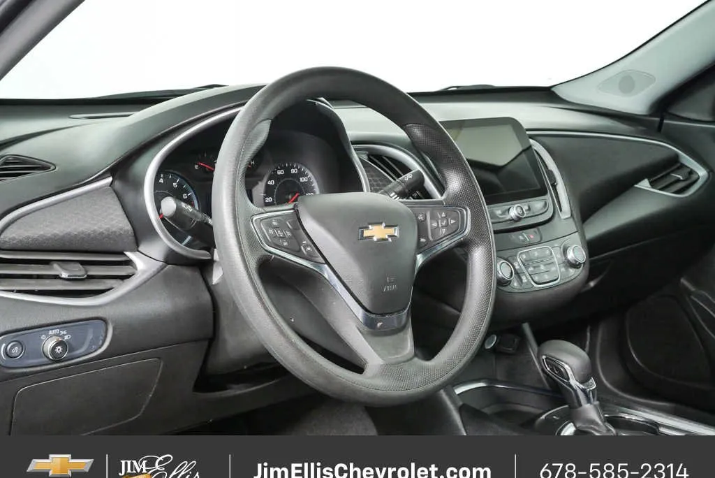 2025 Chevrolet Malibu LT thumbnail 4