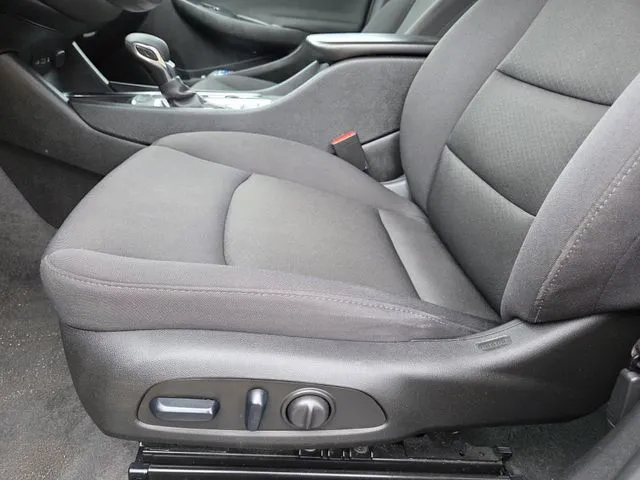 2025 Chevrolet Malibu LT thumbnail 13
