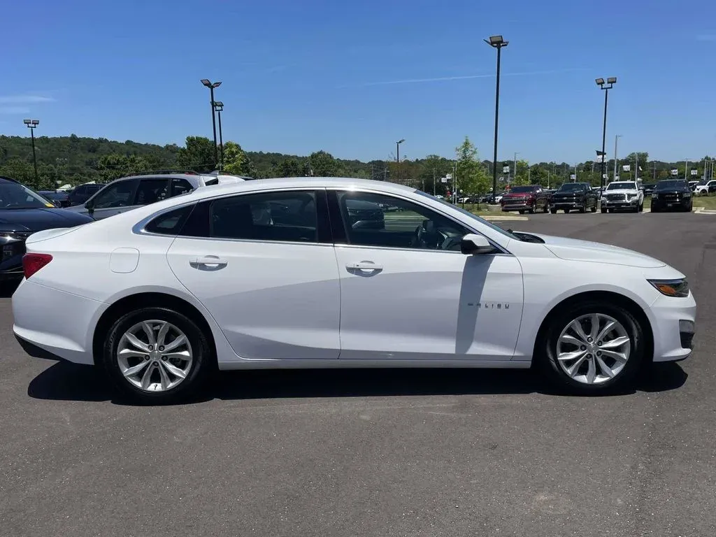 2025 Chevrolet Malibu LT thumbnail 2