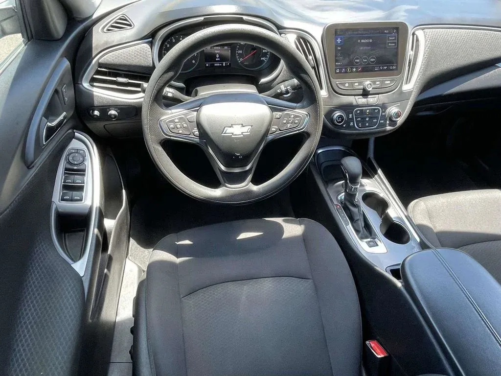 2025 Chevrolet Malibu LT thumbnail 9
