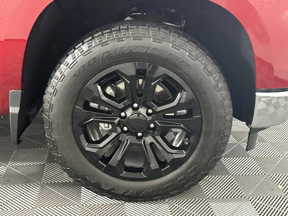 2025 Chevrolet Silverado 1500 LTZ thumbnail 15